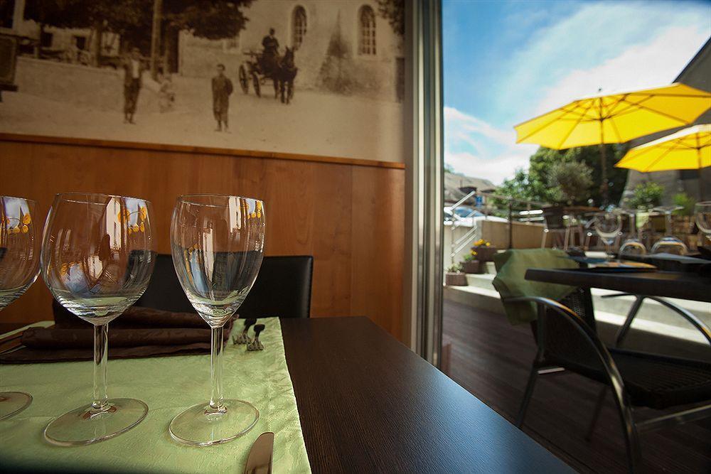 Hotel Restaurant La Croix Verte Vich Bagian luar foto