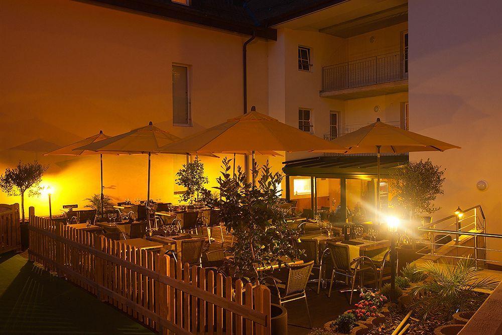 Hotel Restaurant La Croix Verte Vich Bagian luar foto