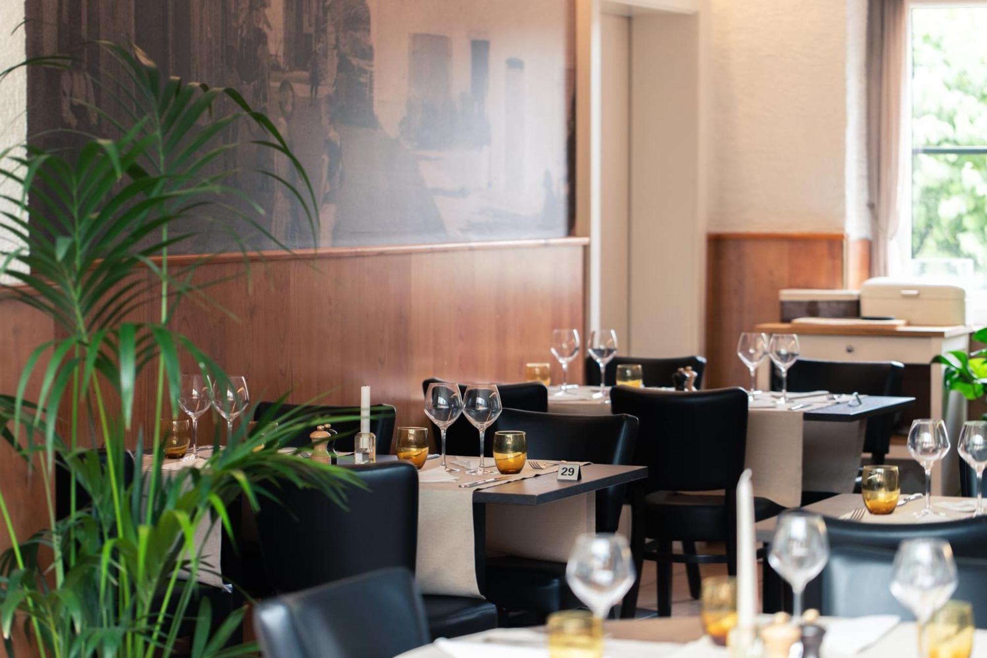 Hotel Restaurant La Croix Verte Vich Bagian luar foto