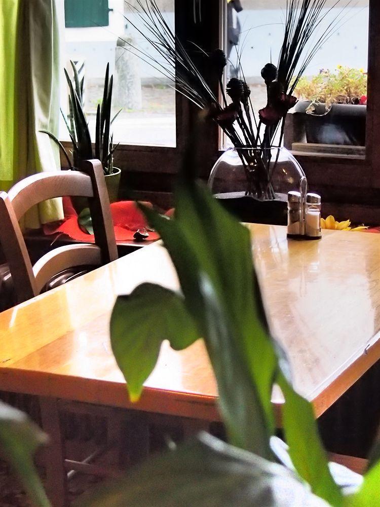 Hotel Restaurant La Croix Verte Vich Bagian luar foto