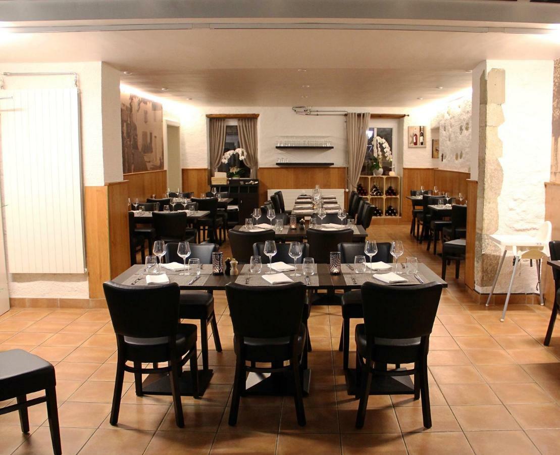 Hotel Restaurant La Croix Verte Vich Bagian luar foto