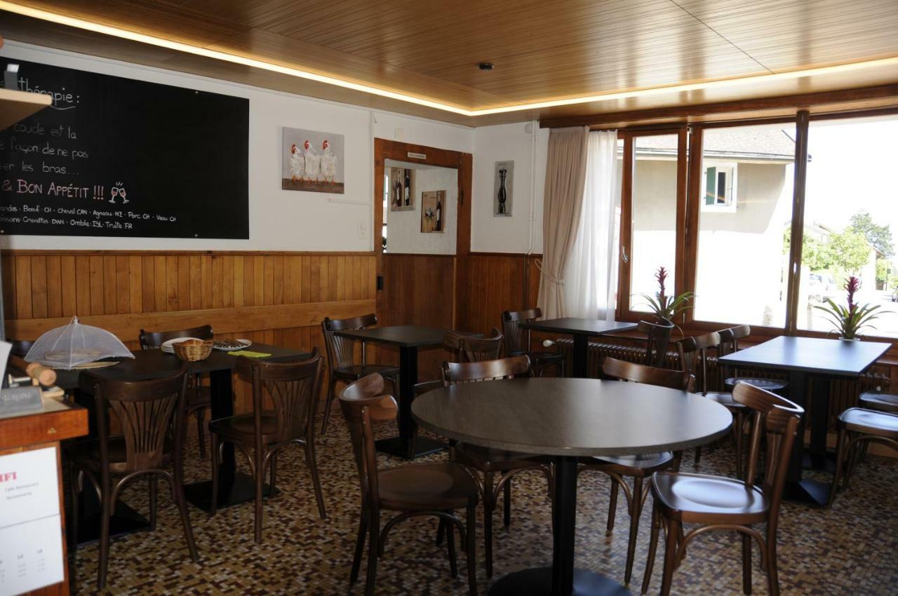 Hotel Restaurant La Croix Verte Vich Bagian luar foto