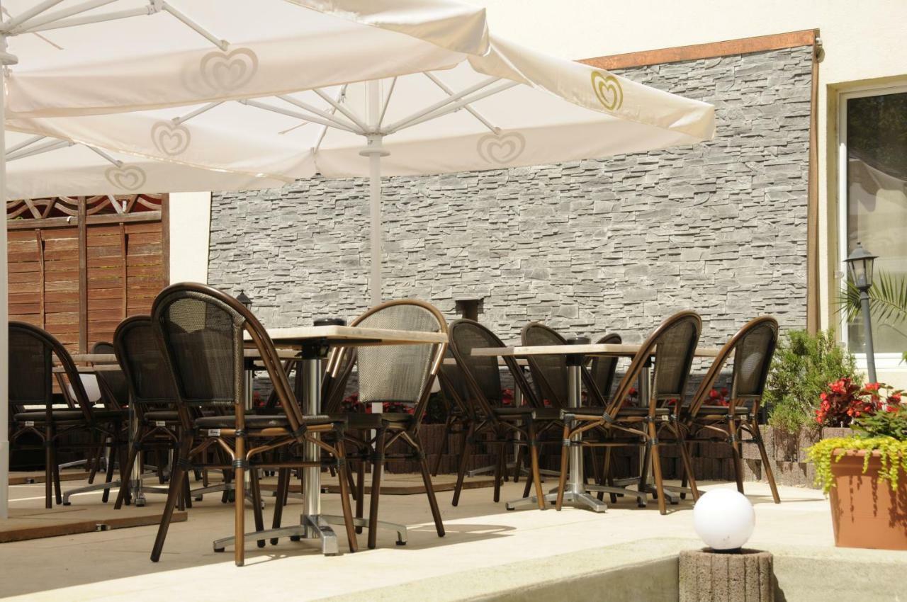 Hotel Restaurant La Croix Verte Vich Bagian luar foto