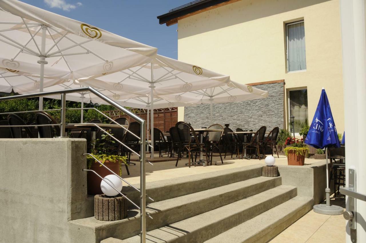 Hotel Restaurant La Croix Verte Vich Bagian luar foto